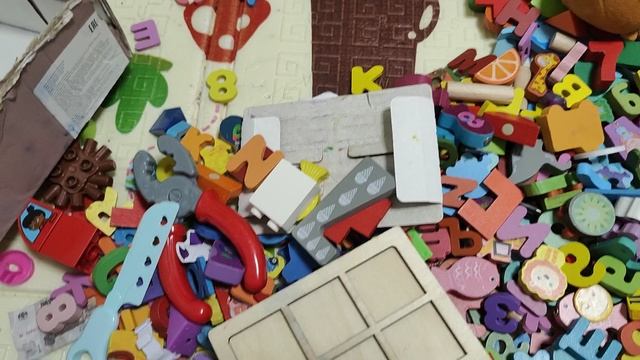 играем в деревянный конструктор для детей