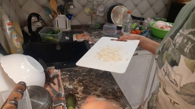 наконец то я появилась)),жарю картошечку, мариную огурцы, мой огород