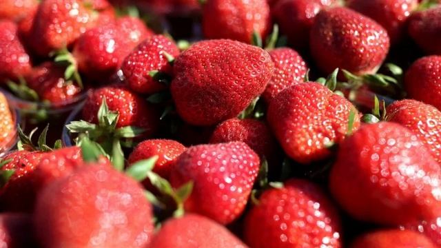 В России выросли цены на клубнику и черешню.