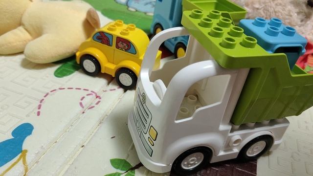 играем в машинки из лего дупло