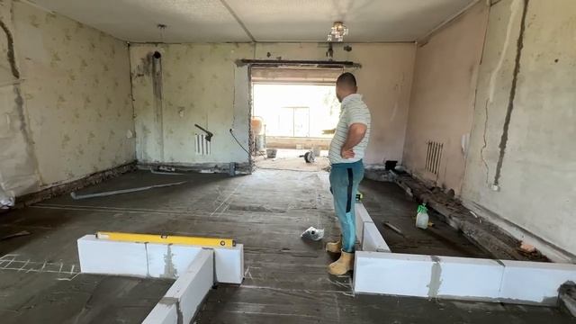 У нас подкидыш. Вот так пополнение. Всю ночь возили сено. Продолжаем строить стены. Жизнь в деревне.