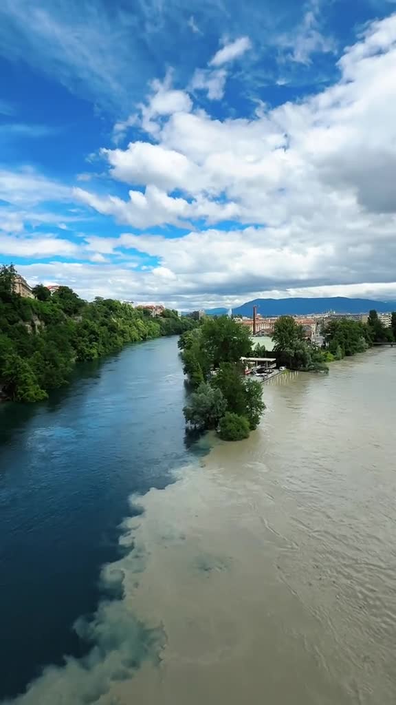 📍Реки Рона и Арв в Швейцарии 🇨🇭 разные по цвету. При слиянии можно наблюдать такой необычный э...