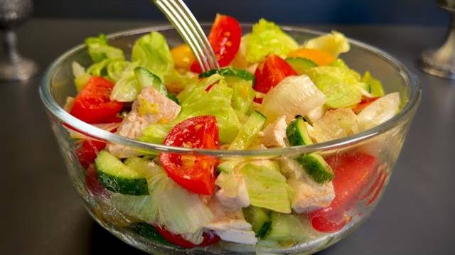 Очень вкусно и очень быстро! Салат, который гости съедают до последней крошки!