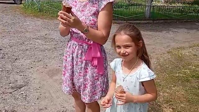 Онуфриево. Возле храма.