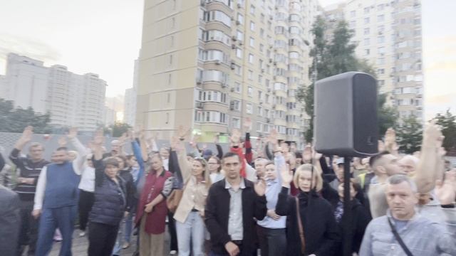 Более тысячи жителей голосуют против проекта "двор без машин"