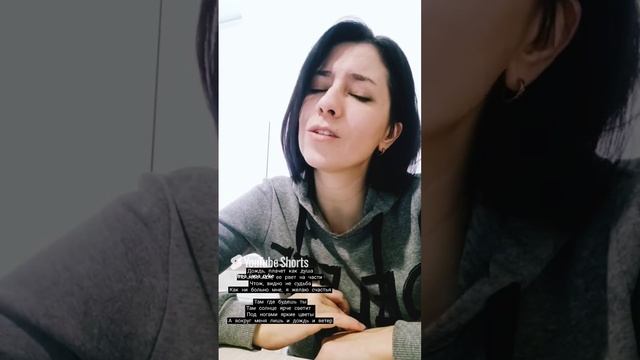 девушка поет