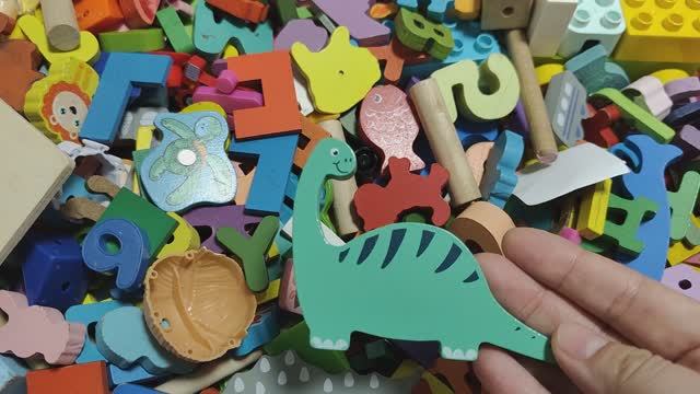 играем в детский деревянный конструктор