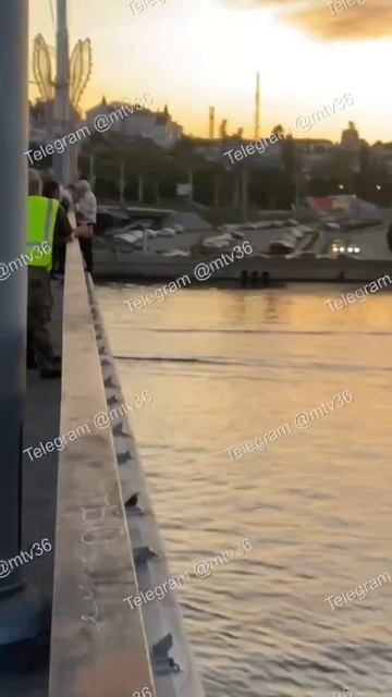 Пожилой мужчина хотел спрыгнуть с Чернавского моста в Воронеже. Спасателям удалось отговорить его.