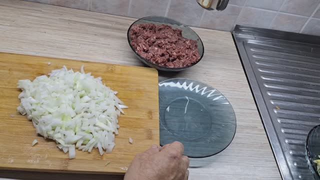 Как я готовила заливной пирог с фаршем из свиного сердца.