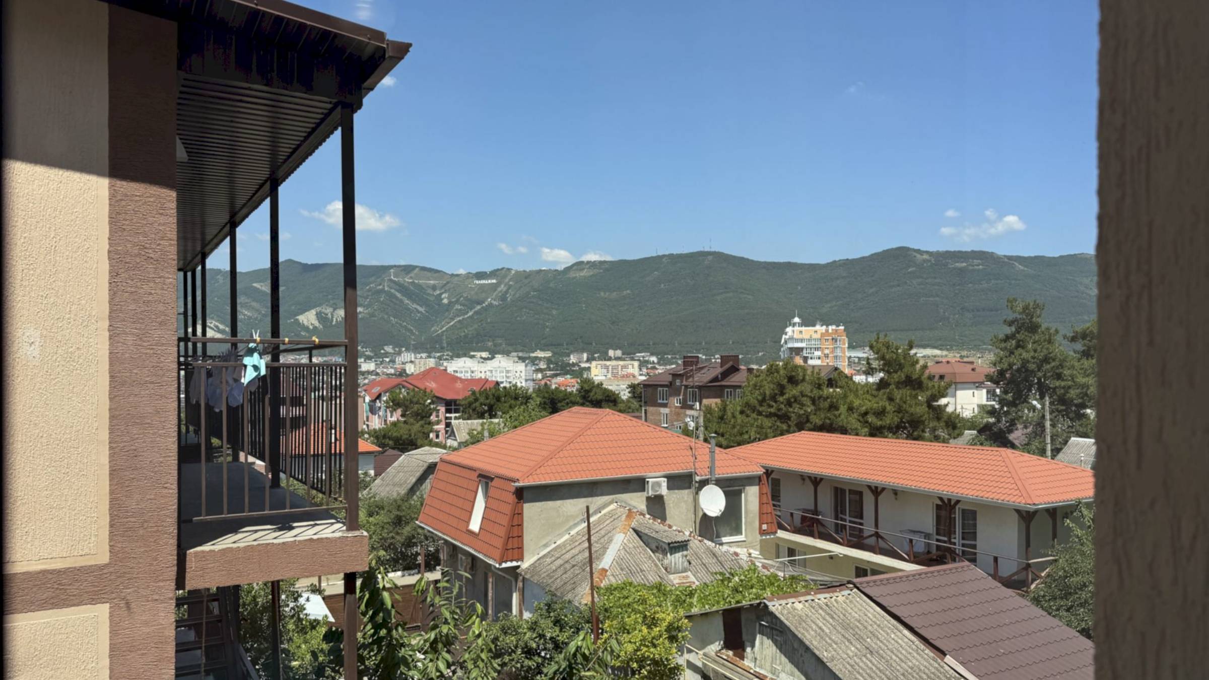 🏡 554 Сдаётся посуточно часть дома на 2 этажа с беседкой, мангалом, кухней, 6 спальнями – Геленджик