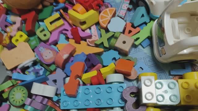 играем в деревянный конструктор для детей