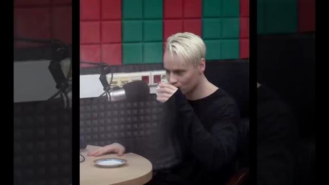 К нам Любовь зашла на часок...
А осталась у нас Навсегда...