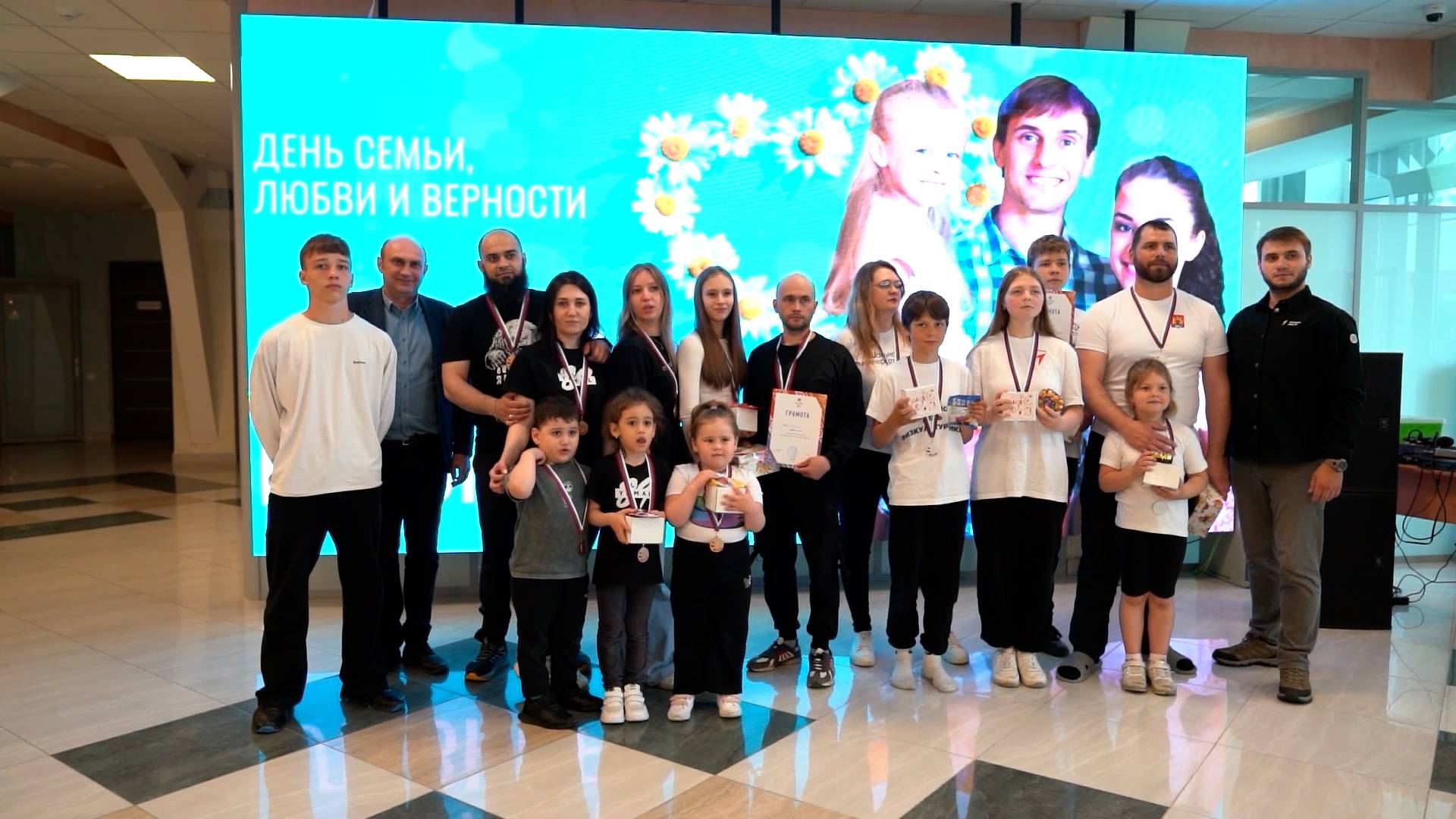 В Красноселькупе состоялось праздничное мероприятие, посвящённое Дню семьи, любви и верности