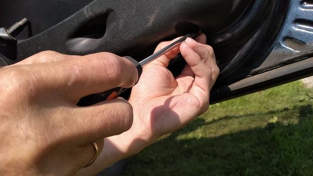 снятие дверной обшивки на ниве шевроле