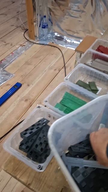 1000028543.mp4 (Собака наблюдает за устройством плоскости каркаса в ванной комнате дома А-фрейм)