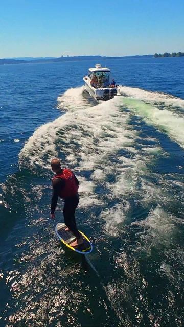🚀 Посмотрите на будущее водных видов спорта на озере Вашингтон! 🌊
Райдер взмывает в воздух на гид