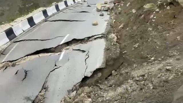 Оползень смыл десятки километров дороги в Дагестане.
