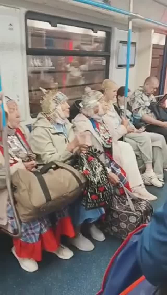 Коллектив из Новоселки в метро Москвы.