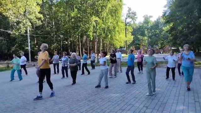 Занятие по танцедвигательной терапии для получателей социальных услуг