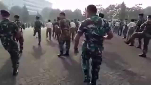 Танец солдат военно-морских сил Индонезии Халва Алия Наири (оригинал)