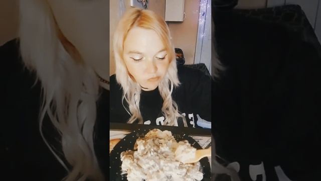 мукбанг, любимый салат с курицей и ананасами