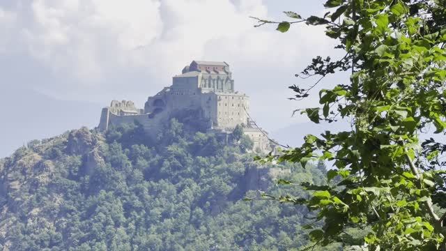 Аббатство Сан-Микеле - потрясающе красивое место в итальянском Пьемонте на высоте 960 метров