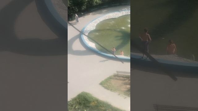 У нас Волгодонске дети лазят в фонтане