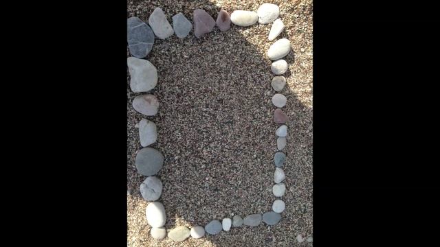 … Пляжные причуды из гальки, песка и водорослей (серия Европейские пляжи) (4)