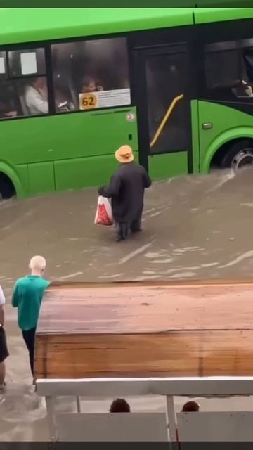 В Тюмени пенсионера не впустили в автобус во время потопа!