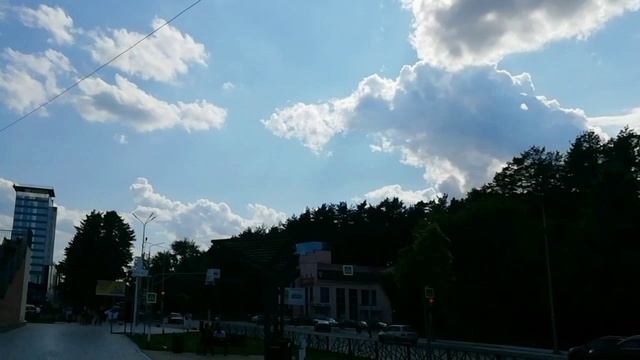 Гуляем семьями мы на площадке