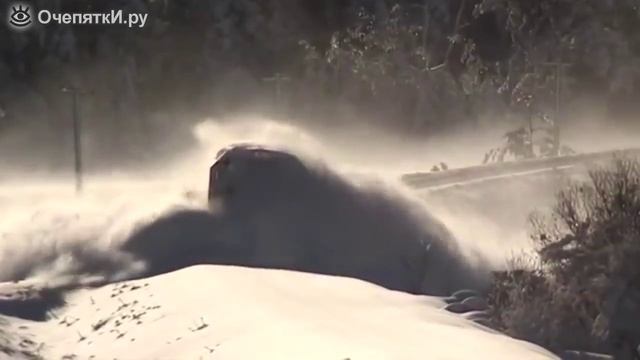 Поезда рассекают снежные сугробы