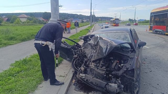 Врезался сразу в два трамвая