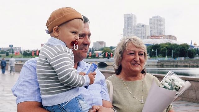Букеты ромашек и праздничные открытки от полицейских получили жители и гости Челябинска в День семьи