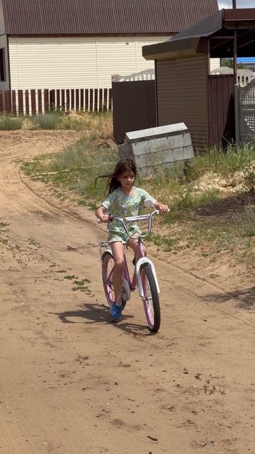  всех научит кататься на велосипеде 🚴 #darinalite #funny #праздник #велосипед