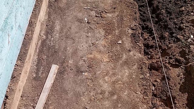 начал копать траншею под бордюры.