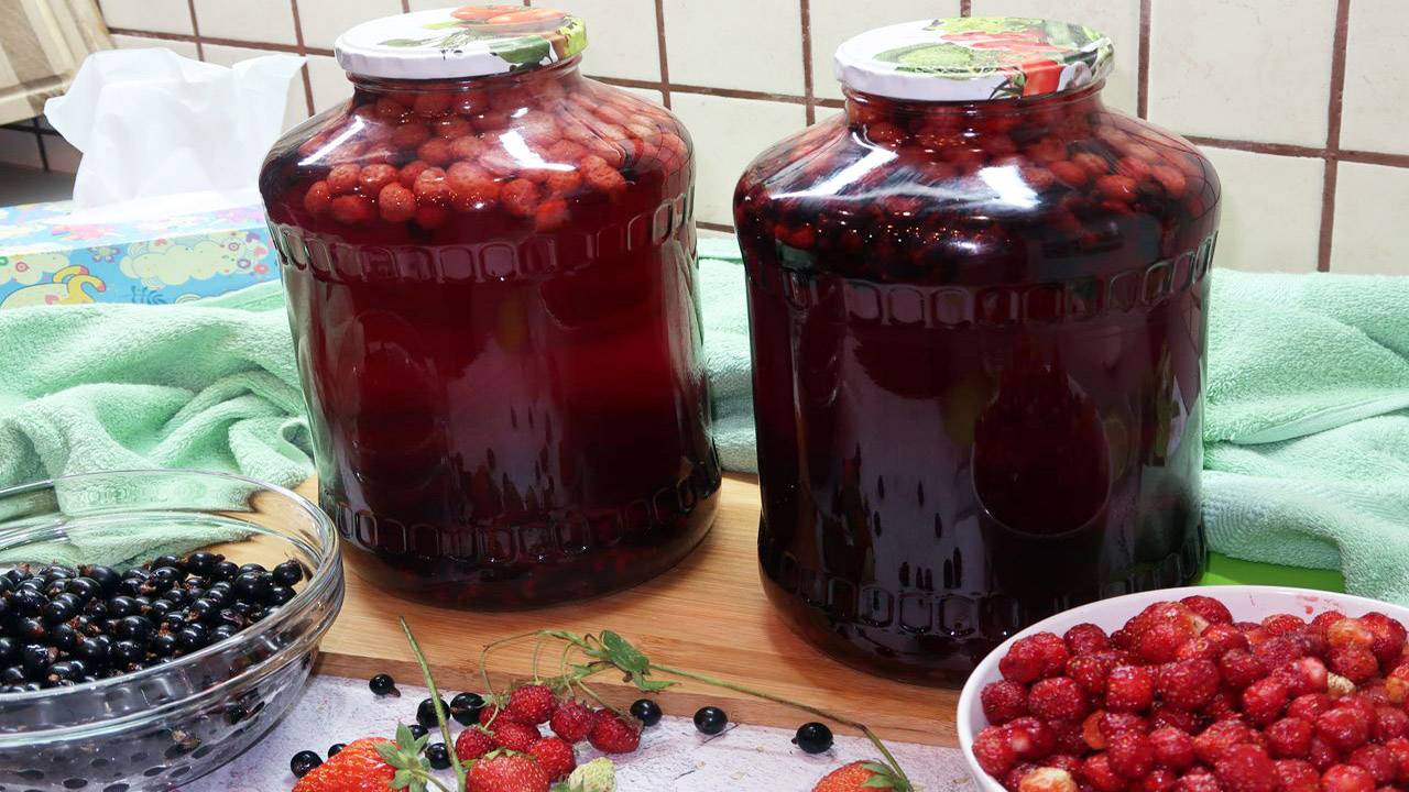 Компот из клубники и чёрной смородины на зиму