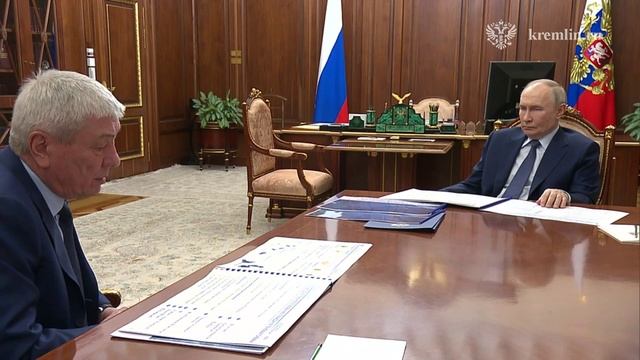 Владимир Путин с директором Федеральной службы по финансовому мониторингу Ю. Чиханчиным 8 июля 2025