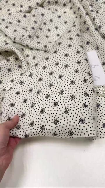 Жаккардовый шёлк Chanel с камелиями в нерегулярный горошек