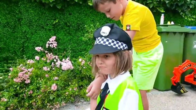 Miss Katy • Мисс Кейт - Кэти в роли полицейского помогает Максу с его поведением