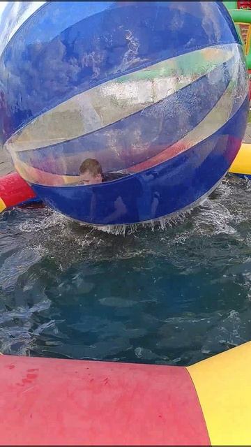 Катаюсь в шаре на воде