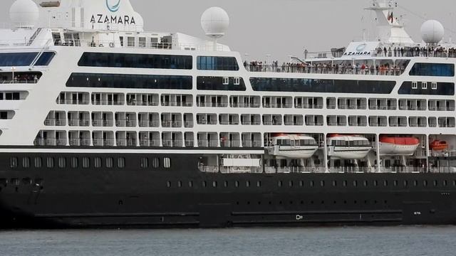 лайнер  Azamara Pursuit.