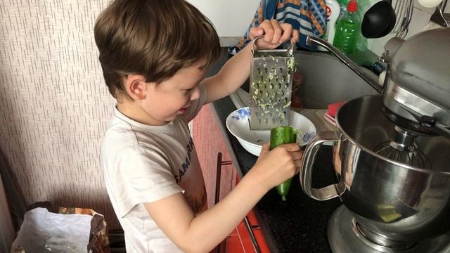 Делаю салат для бабушки