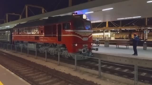Отправление тепловоза М62-194 с туристическим поездом