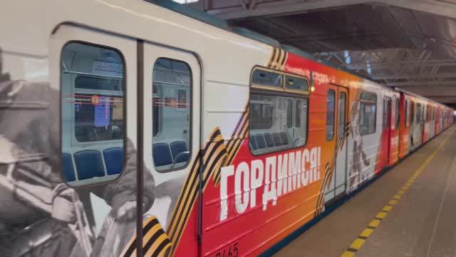 Поезда - Метро СПб, поезд ко Дню Победы