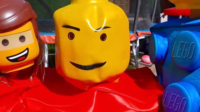 Miss Katy • Мисс Кейт - Кэти и Макс строят домик для щенка из цветных игрушечных блоков