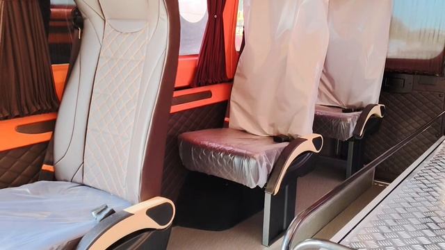 Оранжевый автомобиль для ритуальных услуг