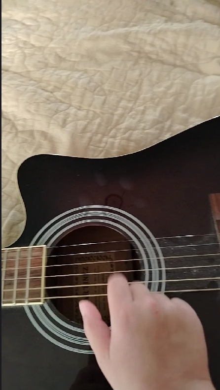 сыграл на гитаре в гостях у друга