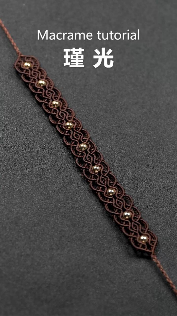 瑾光手绳教程,应该浅色会更好看,流苏曲线和珠子的组合。瑾光如梦,岁月如歌。