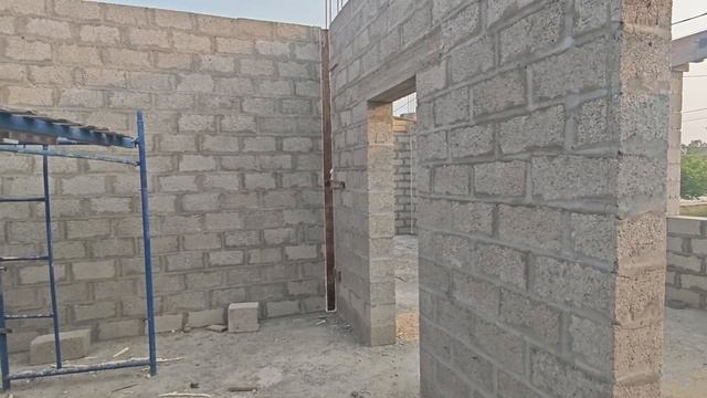 построили стены первого этажа