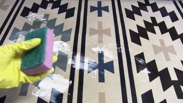 Никто в это не верит, но это удаляет пятна с ковра